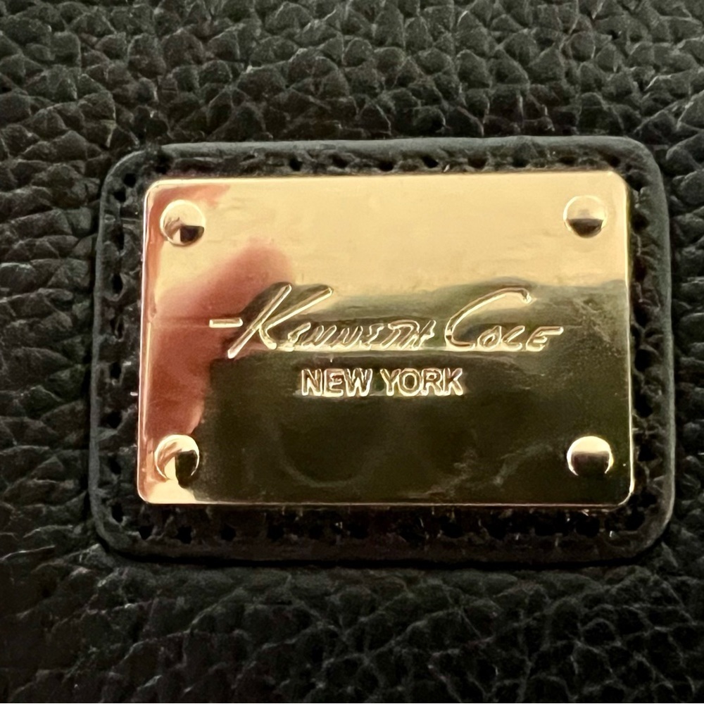 Kenneth Cole Reaction Zip Around Wallet. - Picture 3 of 5